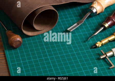 Leder Handwerk Werkzeuge auf Schneidematte Stockfoto