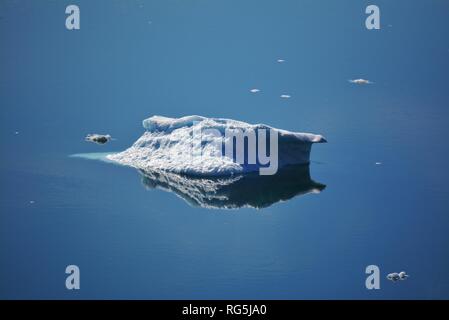 Ilulissat, Grönland, Juli | UNESCO-Weltkulturerbe | Diskobucht Kangia Icefjord | riesige Eisberge im blauen Meer an einem sonnigen Tag - globale Erwärmung Stockfoto