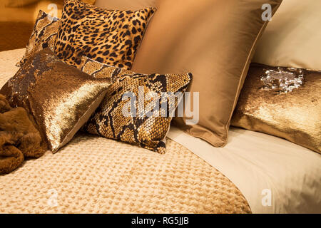 Dekorative Kissen auf einem Bett. Stockfoto