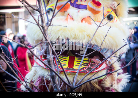 Chinesische Mondjahr Festival 2017 Drachen Tanzen und das Sammeln von Lucky Money Stockfoto