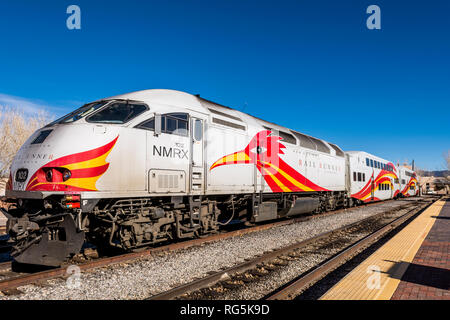 New Mexico Rail Runner Express S-Bahn und Eisenbahnschienen, in Santa Fe, New Mexico, USA geparkt. Stockfoto