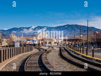 Santa Fe Zugdepot, Rail runner Zug, Schienen und Sangre de Cristo Mountains mit Schnee in Santa Fe, New Mexico Leipzig-engelsdorf. Stockfoto