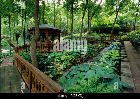 65021-03103 Schatten Garten mit Stream am Hang, Funkien, Farne, Brücken, Pavillon, Pfade, Bank, St. Louis, MO Stockfoto