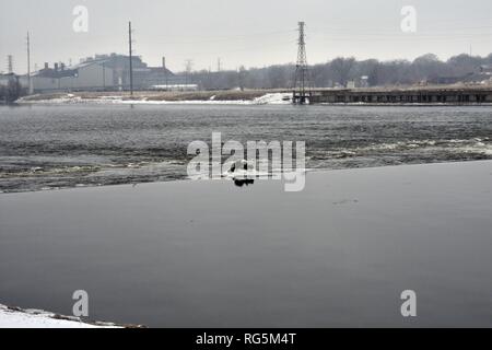 Die alternativadresse Dam mit einer Fabrik Kulisse Stockfoto