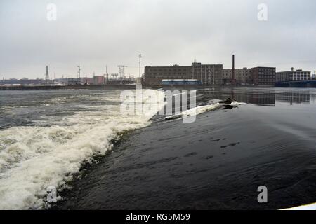 Die alternativadresse Dam mit einer Fabrik Kulisse Stockfoto