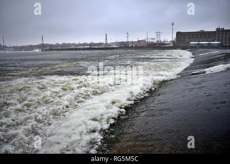 Die alternativadresse Dam mit einer Fabrik Kulisse Stockfoto