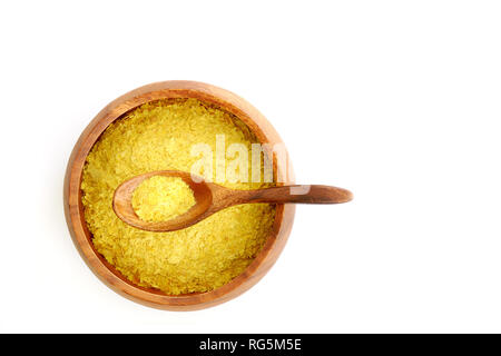 Nährhefe Flocken in die hölzerne Schüssel mit Löffel auf weißem Hintergrund in Flach. Zimmer für Kopieren. Stockfoto