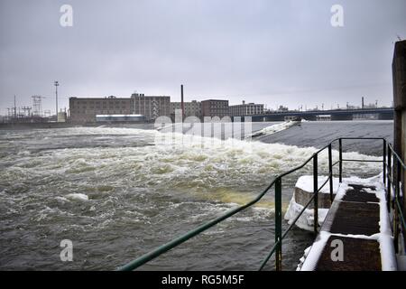 Die alternativadresse Dam mit einer Fabrik Kulisse Stockfoto