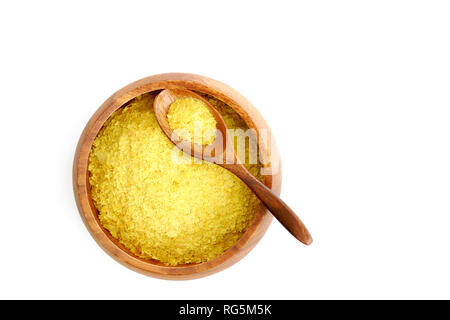 Nährhefe Flocken in die hölzerne Schüssel mit Löffel auf weißem Hintergrund in Flach. Zimmer für Text. Stockfoto