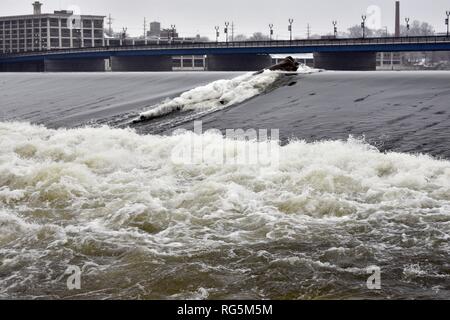 Die alternativadresse Dam mit einer Fabrik Kulisse Stockfoto