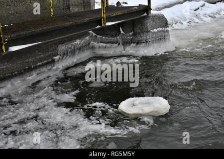 Die alternativadresse Dam mit einer Fabrik Kulisse Stockfoto