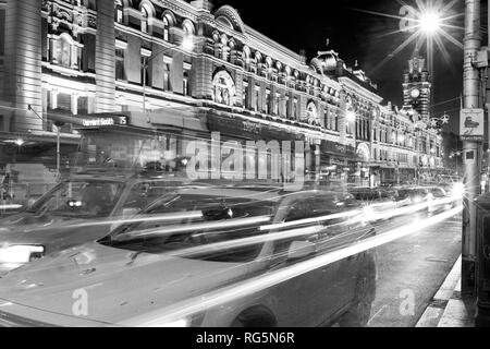 Der Bahnhof Flinders Street ist ein Wahrzeichen und Touristenattraktion in Melbourne, Victoria, Australien. Mit der Straßenbahn- und Fahrzeugverkehr auf Flinders gezeigt Stockfoto