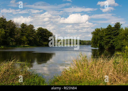 Blauer Himmel und Wolken über dem DuPage Fluss auf einer morgen Sommer. Channahon State Park, Illinois, USA Stockfoto