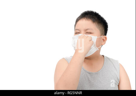 Beleibte Fat Boy durch das Tragen von schützender Maske Verschmutzung und die Grippe auf weißem Hintergrund zu schützen , Konzept Stockfoto