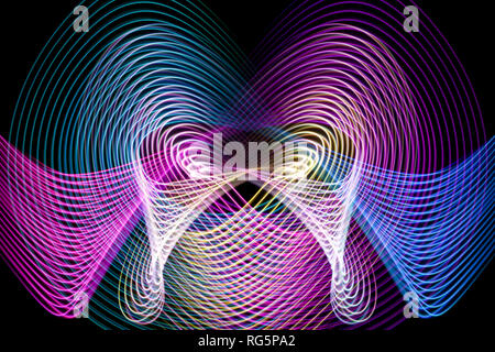 Abstrakte hellblau, rosa und lila Wanderwege in zufällige Bewegung Hintergrundbild. Gestreiften Neon Lichter in Regenbogenfarben Stockfoto