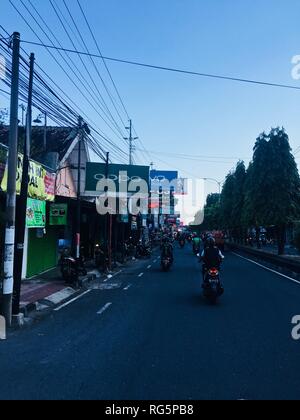 Mit dem Fahrrad die Innenstadt von Jogjakarta Stockfoto