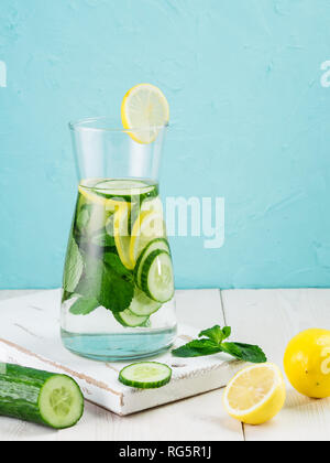 Infundiert detox Wasser mit Gurke, Zitrone und Minze im Glas Flasche auf weißer Tisch. Diät, gesunde Ernährung, Gewichtsreduktion Konzept. Platz kopieren Stockfoto