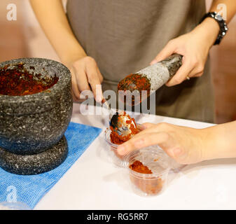 Pfeffer, Chili und Mörser, Kochen Thai Essen in der Küche Stockfoto