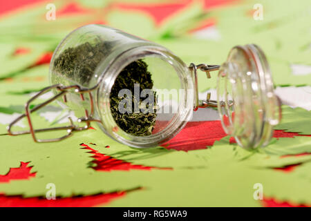 Cannabis in Glas Glas mit Papier lässt auf Hintergrund, Marihuana Legalisierung Konzept Stockfoto