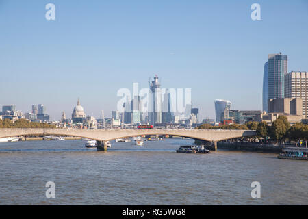 Waterloo Bridge und die Innenstadt von London. Stockfoto