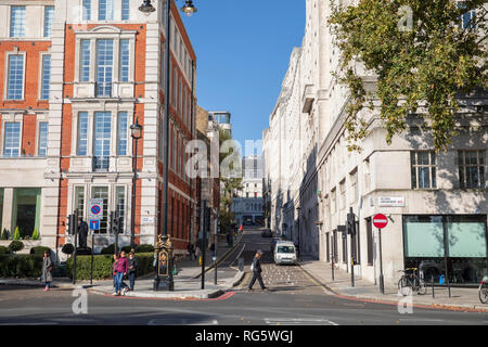 Savoy Hotel & Savoy Street in London, England. Stockfoto