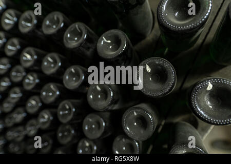 Sekt (Champagner) mit der traditionellen Methode in einem Weingut gemacht Stockfoto