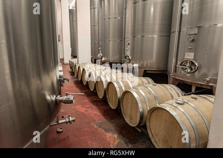 Modernes Weingut, Wein in Holzfässern und Aluminium Tanks Stockfoto