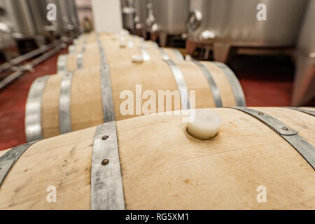 Eiche Fässern für alternde Wein in einer modernen Weinkellerei Stockfoto