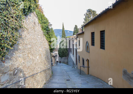 Italien, Fiesole - 12. Februar 2017: Der Blick auf eine typische Straße in Fiesole am 12. Februar 2017, Toskana, Italien. Stockfoto