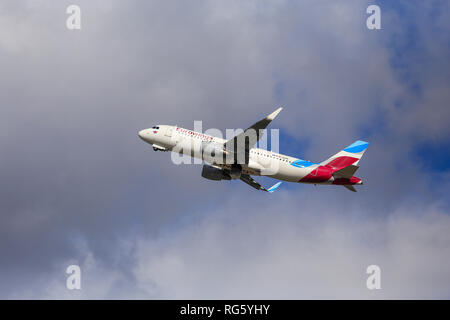 Eurowings Flugzeug am Himmel, Flughafen DŸsseldorf - International, DŸsseldorf, Nordrhein-Westfalen, Deutschland, Europa, Eurowings Flugzeug am Himmel, Fl Stockfoto