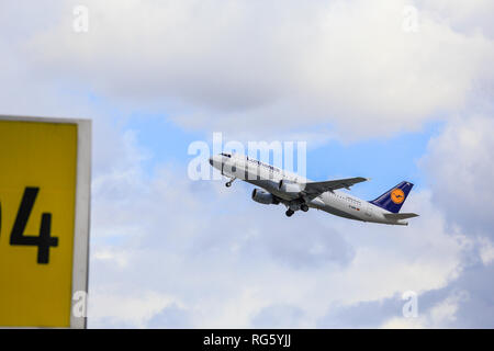 Lufthansa Flugzeuge am Himmel, Flughafen DŸsseldorf - International, DŸsseldorf, Nordrhein-Westfalen, Deutschland, Europa, Lufthansa Flugzeug am Himmel, Fl Stockfoto