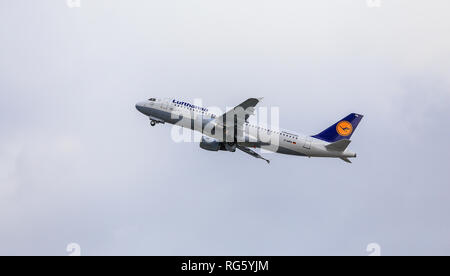 Lufthansa Flugzeuge am Himmel, Flughafen DŸsseldorf - International, DŸsseldorf, Nordrhein-Westfalen, Deutschland, Europa, Lufthansa Flugzeug am Himmel, Fl Stockfoto