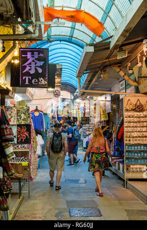 Menschen zu Fuß durch den überdachten Stanley Market, Stanley, Hong Kong Stockfoto