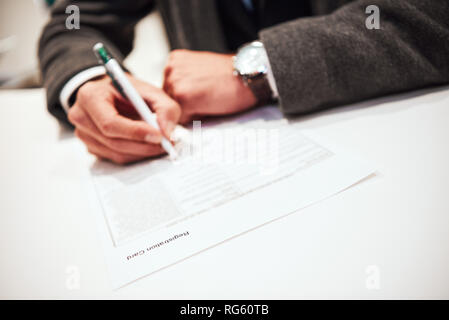 Zeit Vertrag zu unterzeichnen. Unternehmer ist die Erfüllung und unterzeichnen Vertrag Stockfoto