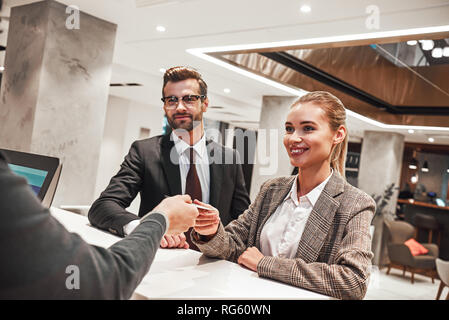 Business Reise zusammen. Paar auf einer Geschäftsreise, Check-in im Hotel Stockfoto