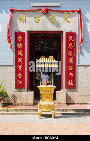 Eingang und bietet Urne Detail an der Tin Hau Tempel, Stanley, Hong Kong Stockfoto