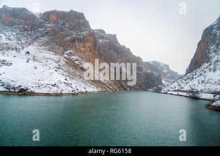Panoramablick auf den malerischen idyllische Winterlandschaft und den See. Stockfoto