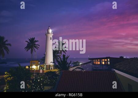 Leuchtturm im Fort in Galle. Altstadt in Sri Lanka bei Sonnenuntergang. Stockfoto