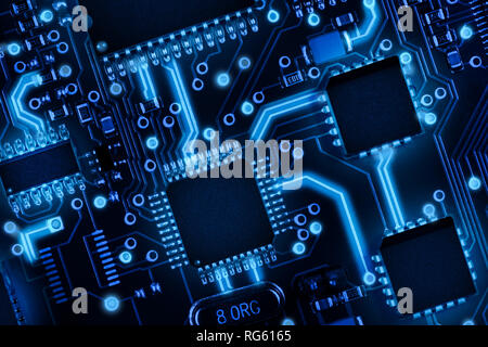Leiterplatte mit Komponenten, mit hervorgehobenen Verbindungen zwischen den einzelnen Elementen. Abstract high tech Hintergrund. Stockfoto
