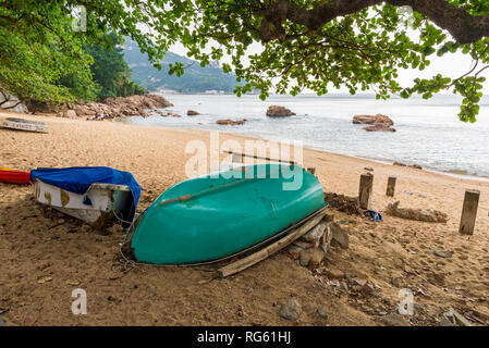 Boote auf dem kleinen Strand neben dem Stanley, Hong Kong Stockfoto