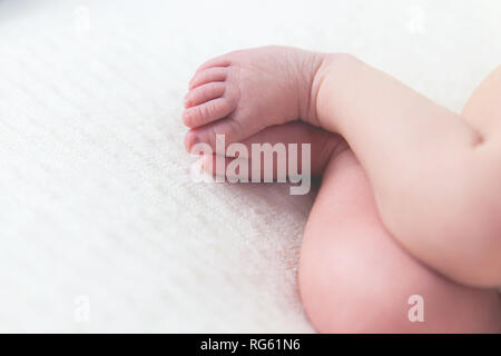 In der Nähe der Füße ein neugeborenes Mädchen Stockfoto