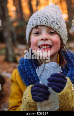 Lächelnde Mädchen in den Wald ein Stück Eis, United States Stockfoto