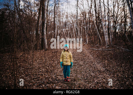 Mädchen gehen in den Wald, United States Stockfoto