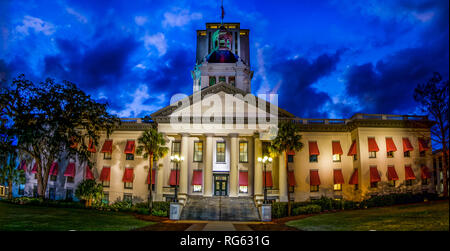 Old State House Frontansicht mit kultigen roten und weißen Markise in Tallahassee Florida bei Nacht beleuchtet mit modernen Hauptstadt Hochhaus im Hintergrund. Stockfoto