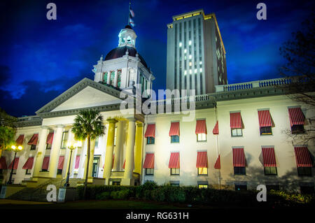 Old State House Frontansicht mit kultigen roten und weißen Markise in Tallahassee Florida bei Nacht beleuchtet mit modernen Hauptstadt Hochhaus im Hintergrund. Stockfoto