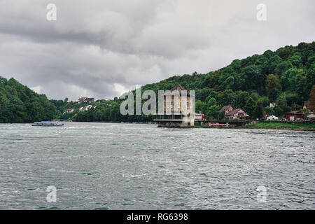 Panoramalandschaft des Rheinfalls (Rheinfall). Es ist der größte Wasserfall in Europa. Das Hotel liegt in Oberrhein, Neuhausen, Schaffhausen, Schweiz. Stockfoto