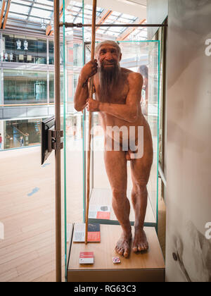 Trento, Italien - 11. November 2017: Wachs Statuen des primitiven Menschen im Science Museum in Trient, Italien. Stockfoto