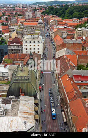 ZAGREB, KROATIEN - 12. JUNI 2013: Blick von Ilica, die längste Straße im Zentrum von Zagreb Stockfoto