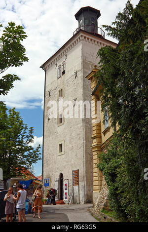 ZAGREB, KROATIEN - 12. JUNI 2013: Blick auf Lotršèak-Turm, Wehrturm im alten Teil von Zagreb genannt Gradec, Kroatien Stockfoto