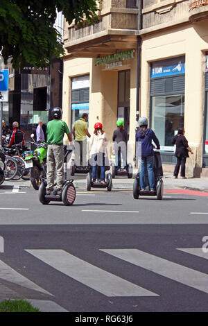 ZAGREB, KROATIEN - 12. JUNI 2013: Gruppe von Touristen, die die Stadt auf Segways Stockfoto